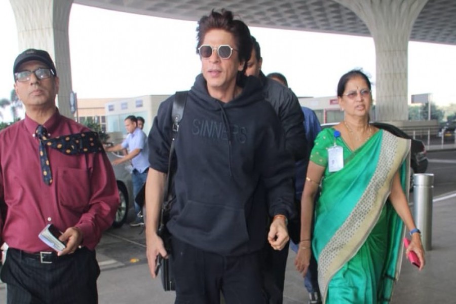 Shah Rukh Khan stopped at Mumbai airport